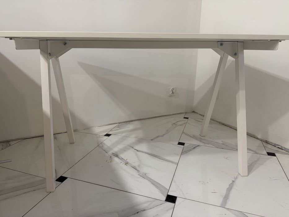 Duże klasyczne biurko Ikea Trotten