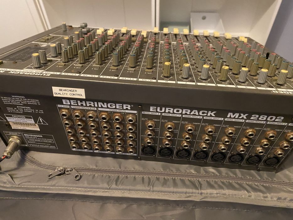 Mesa de Mistura Behringer Eurorack MX 2802