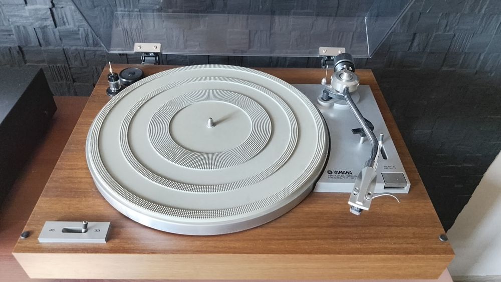 Gramofon Yamaha YP211