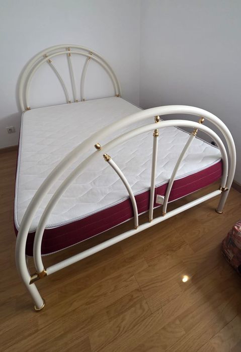 Cama de casal com colchão