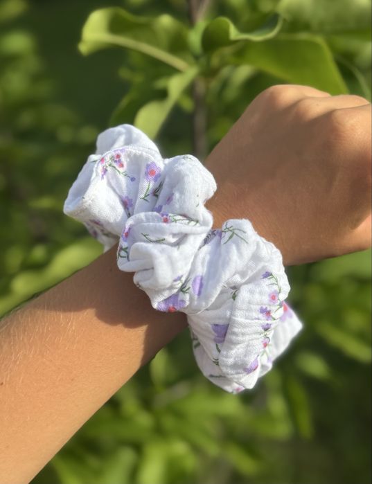 Gumka do włosów wzor kwiatki scrunchie ozdoba