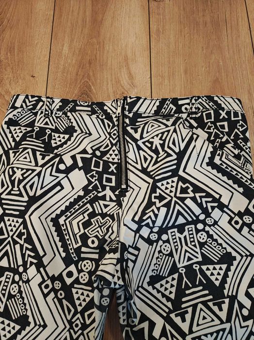 Biało czarne materiałowe spodnie rurki w geometryczne wzory