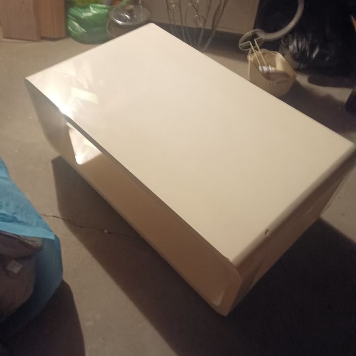 Biała ława z połyskiem