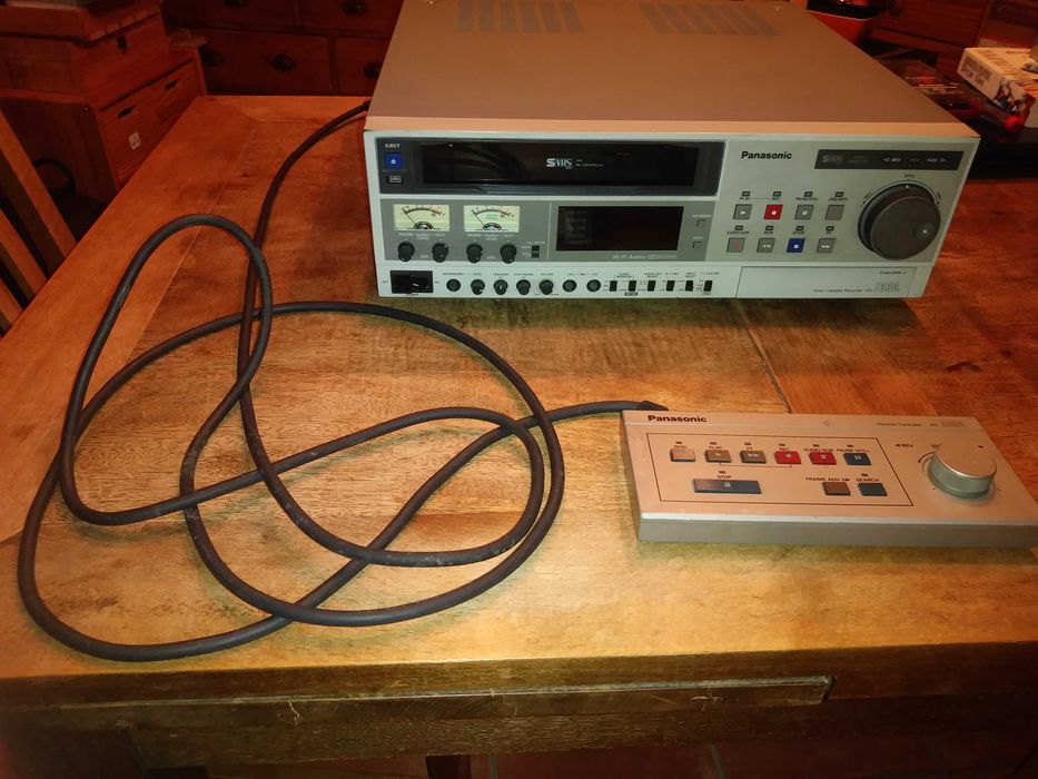 Magnetowid Panasonic AG7330E z pilotem sprawny