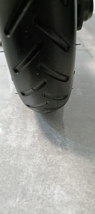 Hulajnogę elektryczna Xiaomi.