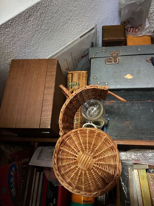 Malas e malões vintage e cestos em vime