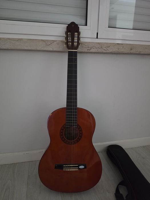 Guitarra clássica com capa