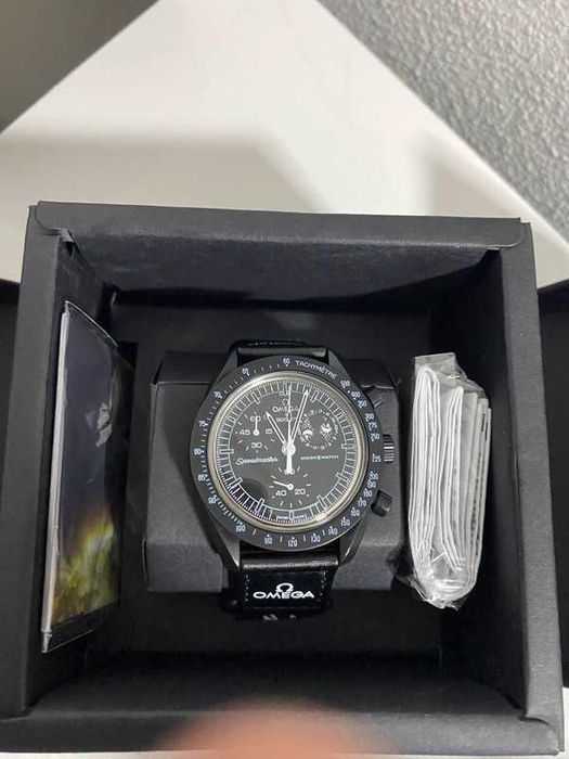 Omega x Swatch - Mission de phase de lune noire Snoopy - SO33B700