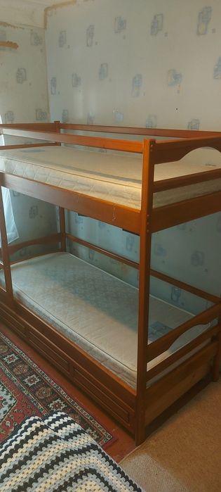 Ліжко двоярусне з деревини