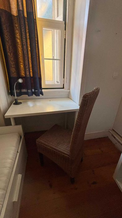 Vendo Secretária + cadeira em verga + candeeiro + cortinas