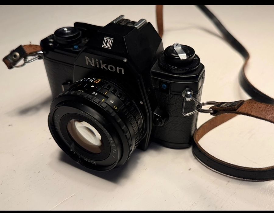 Máquina analógica Nikon EM - filme 35mm