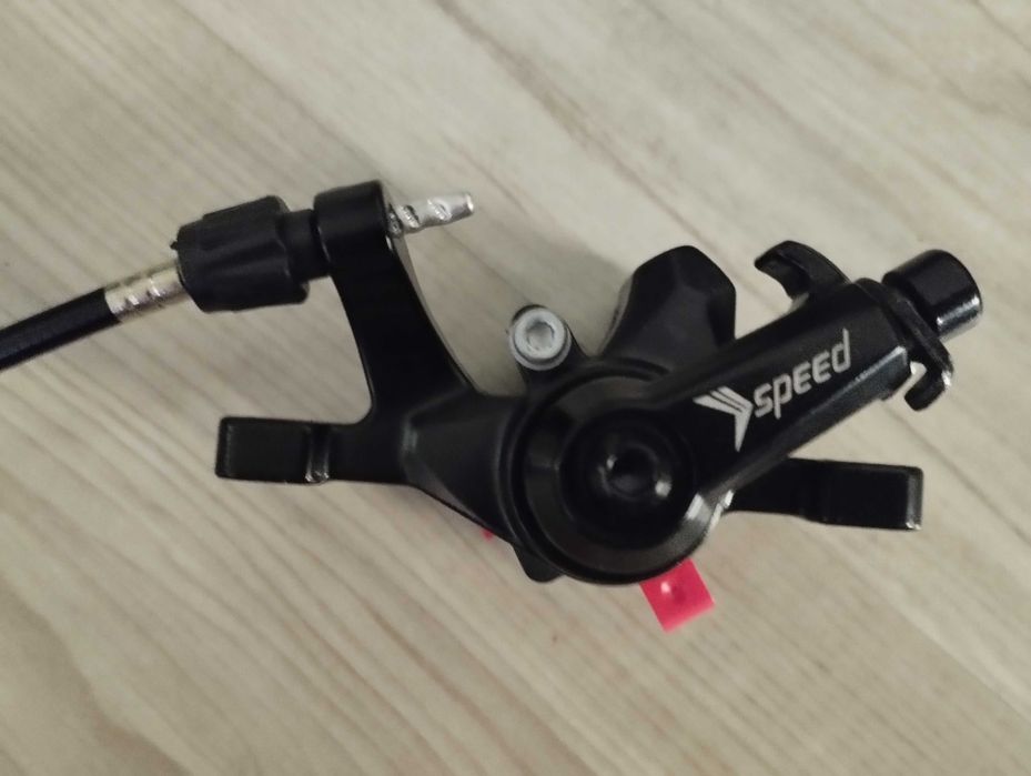 Zacisk hamulca tarczowego z linką i pancerzem