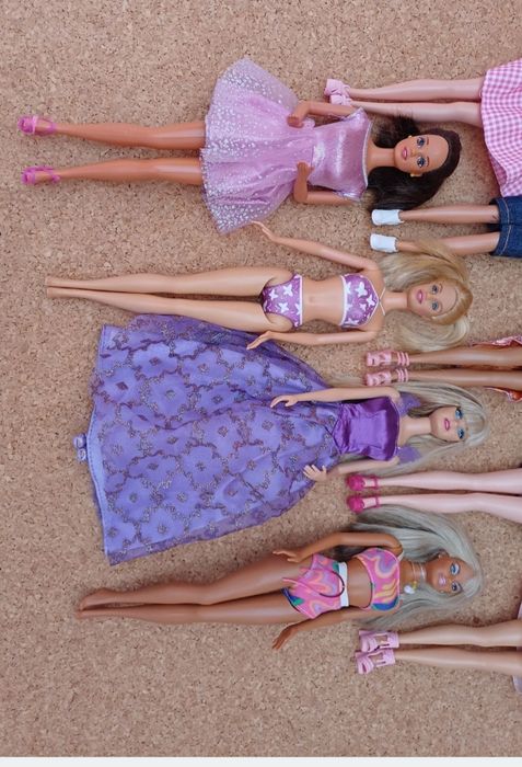 Princesas Sofia e a irmã, a mãe e o pai. Mattel.426290639348715522