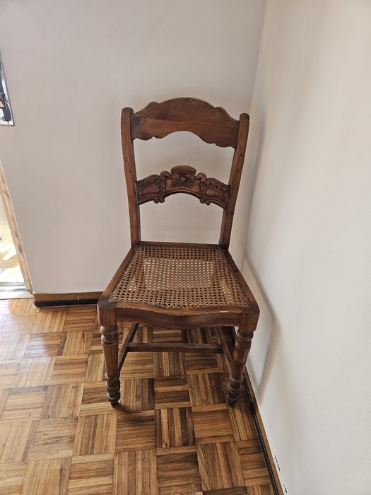 Cadeira antiga com assento de palha