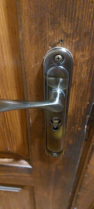 Двері вхідні дерев'янні з коробкою з замком та ключами 84см на 203см.