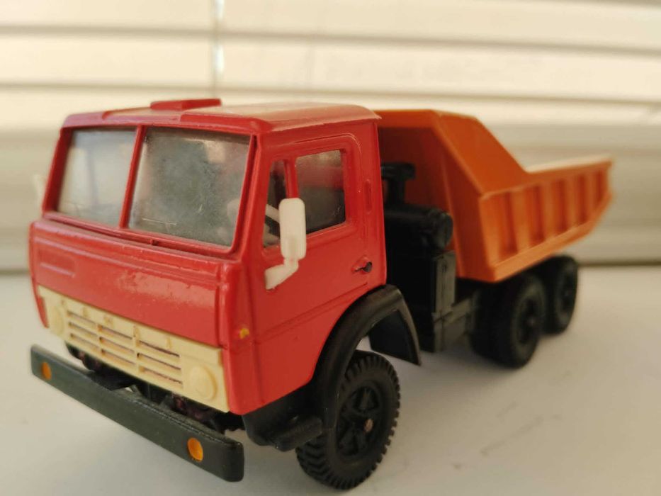 модели КАМАЗов  5320, 55111 и 5410 сделано в СССР м 1/43 в идеальном состоянии
