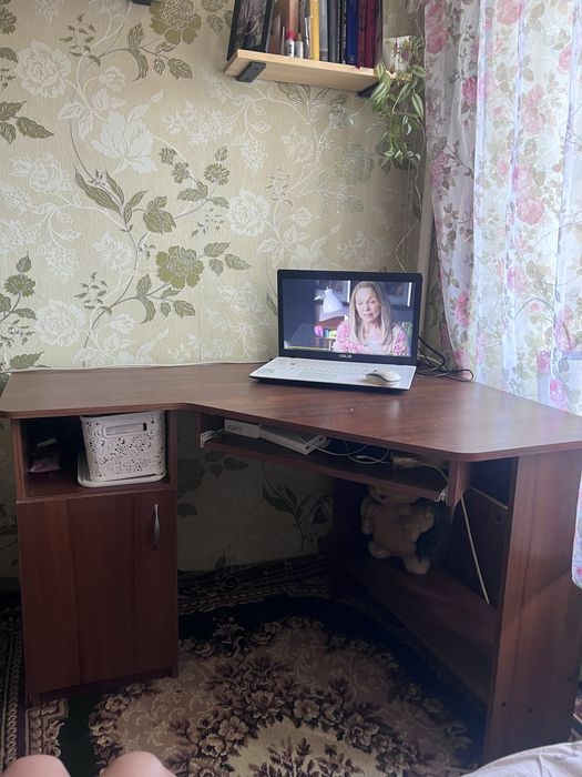 кутовий компʼютерний стіл