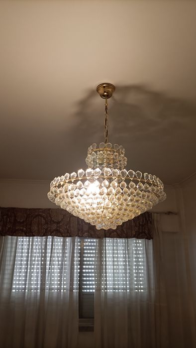Lustre em pedras de formato rabo de bacalhau