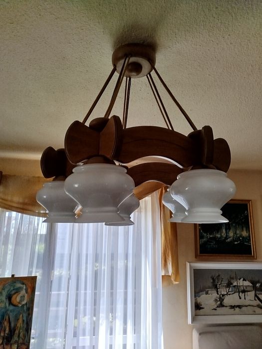 Solidny drewniany żyrandol