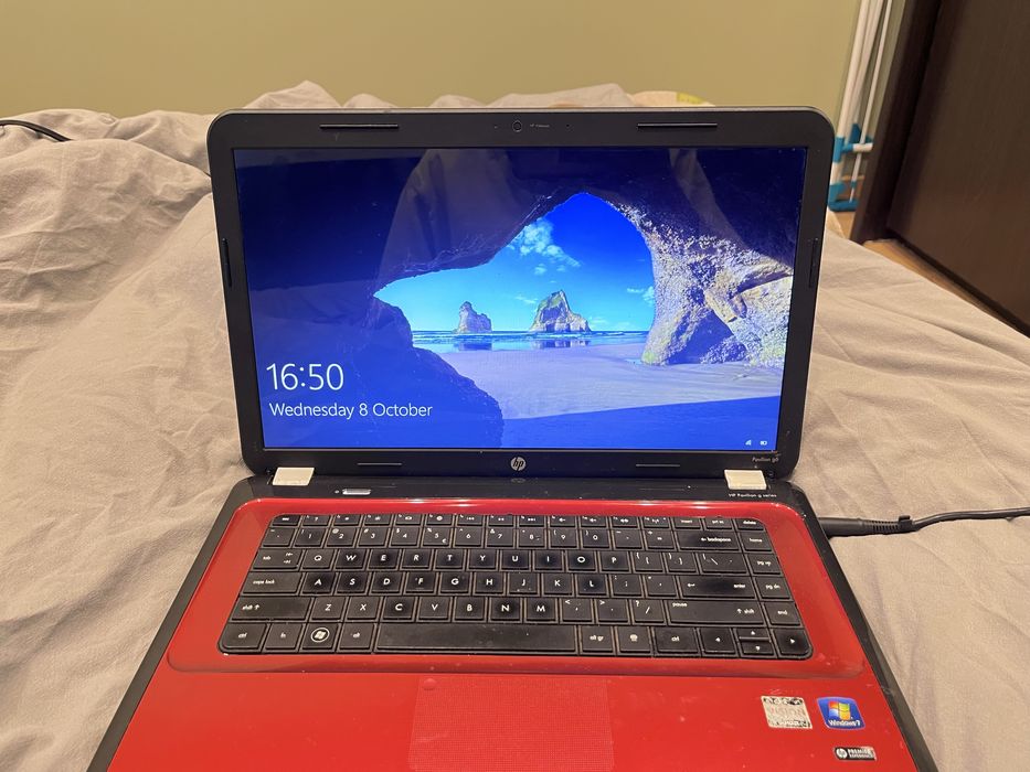 Czerwono-czarny laptop HP Pavilion G6 G z systemem Windows 10 Pro