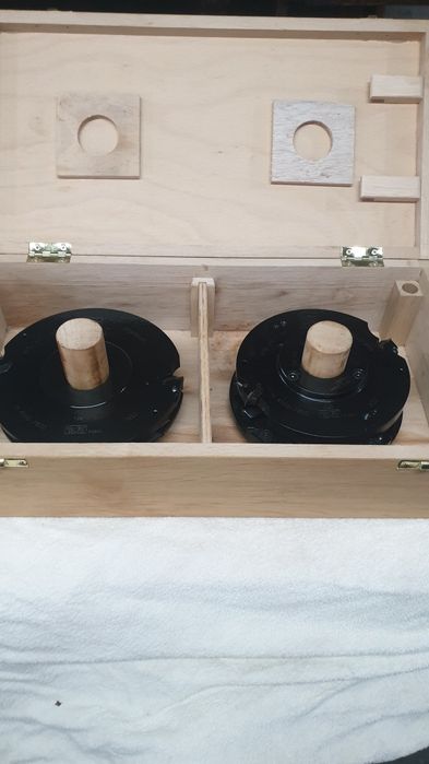 Głowice do ościeżnic z regulowaną opaską