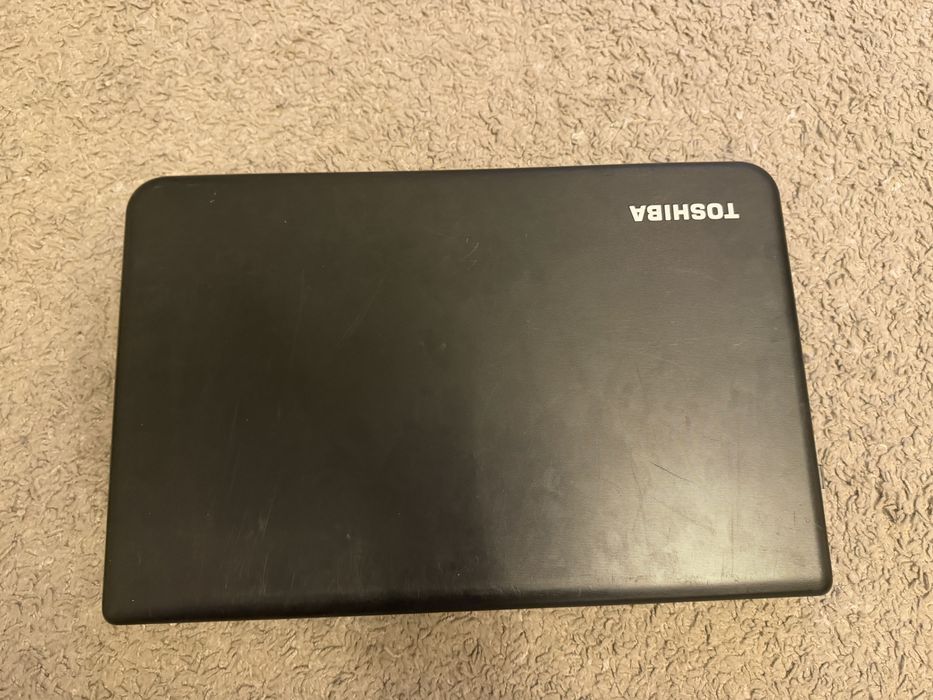 Laptop Toshiba 17 cali