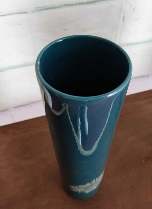 Jarra moderna azul em faiança formato tubular