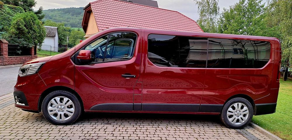 Nowy Renault Trafic LONG 9 osobowy - Wynajem busów Narty Wakacje 2026