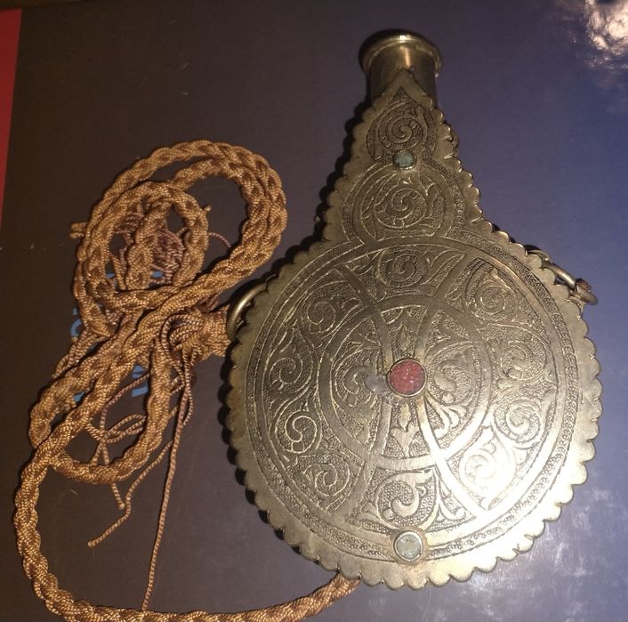 Séc 19, Antigo Polvorinho Marroquino / Berbere em Metal Trabalhado – 15 cm