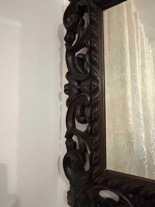 Espelho com moldura em madeira trabalhada