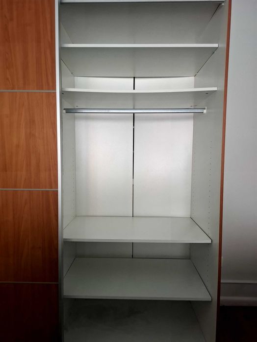 Roupeiro com muita arrumação