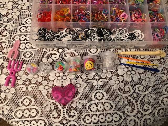 Koraliki, gumki i inne do robótek dla dzieci