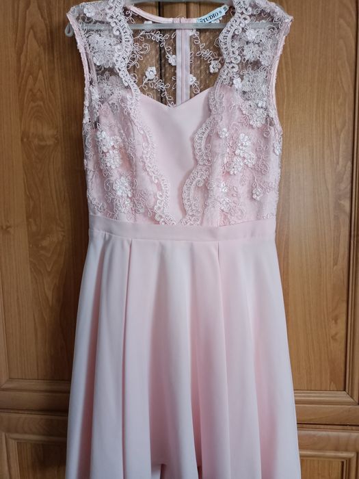 Sukienka koronkowa idealna na wesele bez rękawów