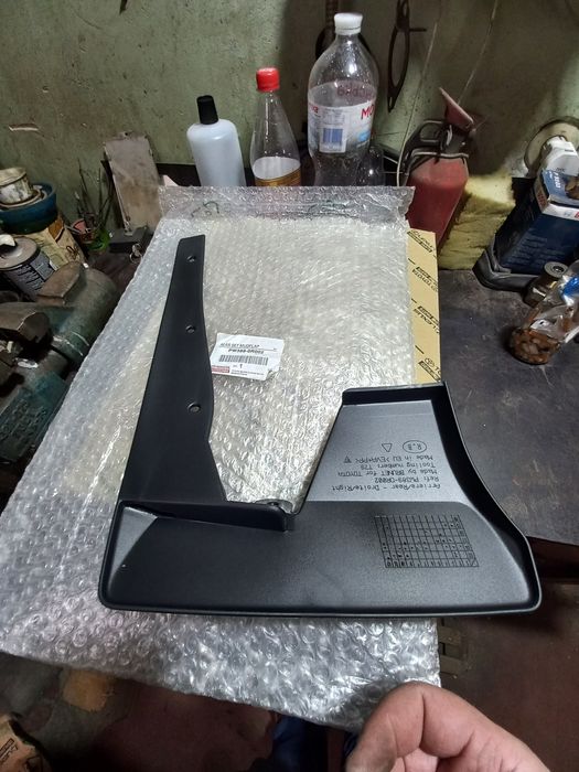 Брызговики задний правый на Тойоту рав 4