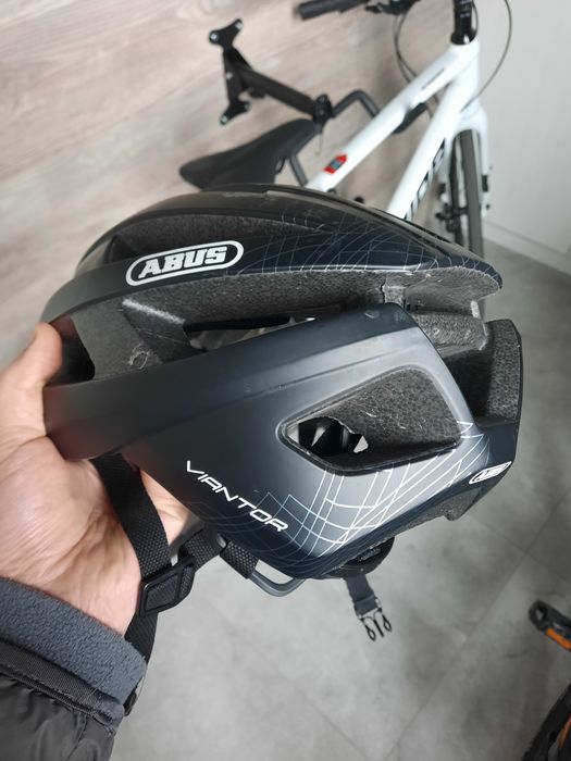 Продам велошолом Abus