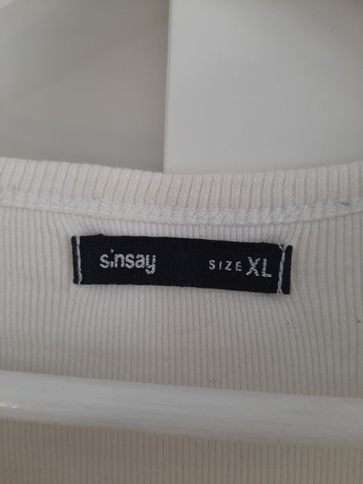 Crop top koszulka damska biała z haftem Sinsay