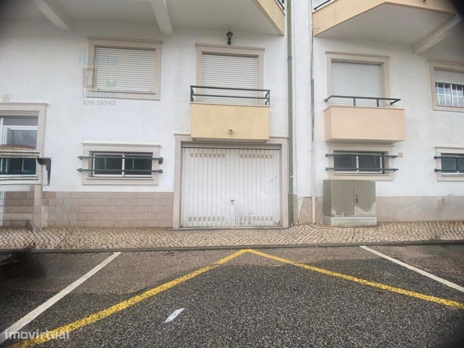 Arrenda-se Box / Garagem Fechada - Rua Eça de Queiroz, Entroncamento