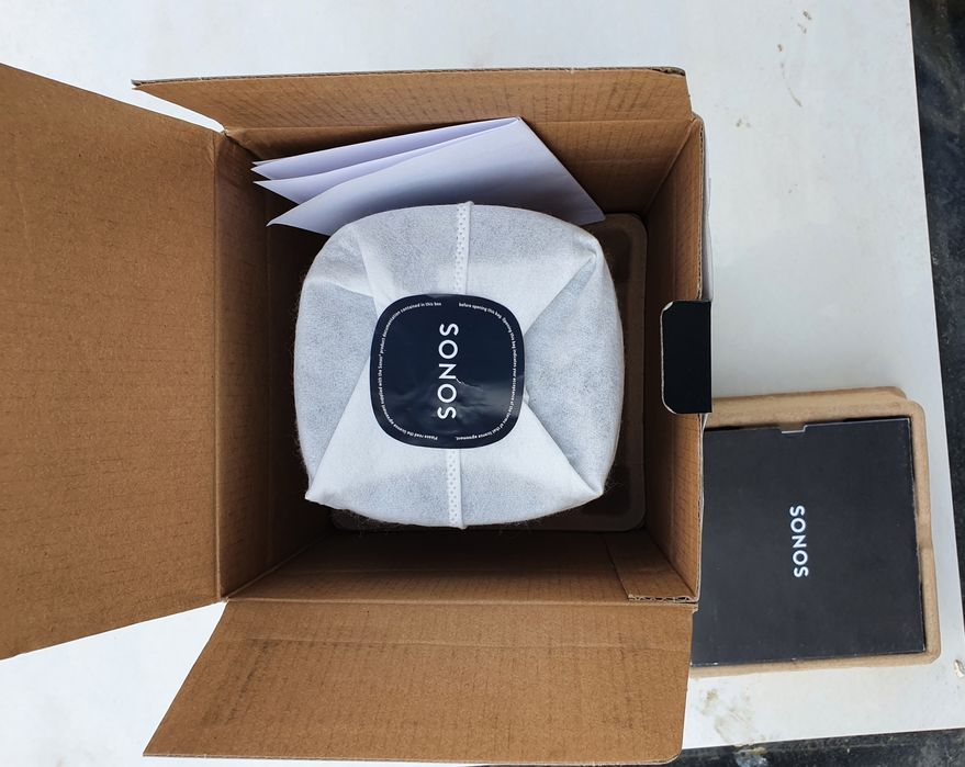 Sistema surround Sonos (Sonos Playbar + 2x Play 1 + 2x suportes Pé)
