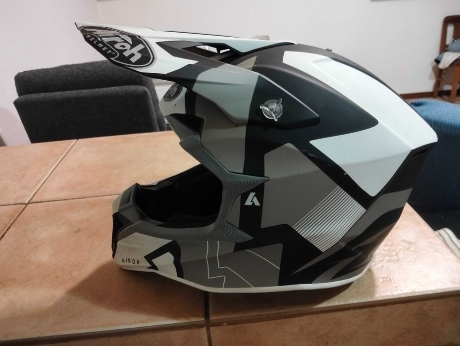 Vendo capacete airoh Helmet de carbono em muito bom estado