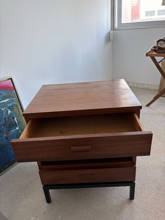 Mesa de cabeceira (Olaio)