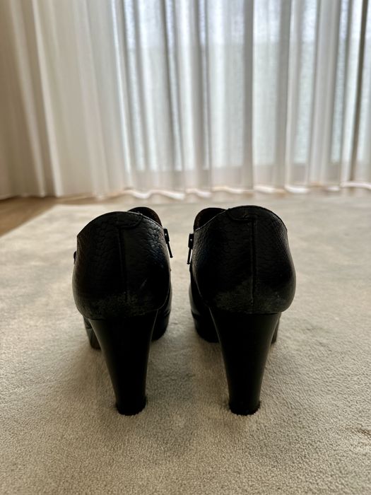 Botins pretos em pele, tamanho 38 (ótimo estado)