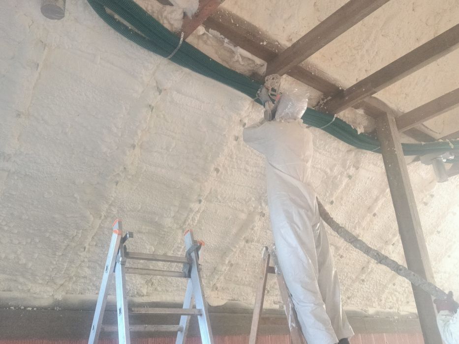 Ocieplenia poddasza pianą PUR izolacje celulozą wełną , izolacje dachu