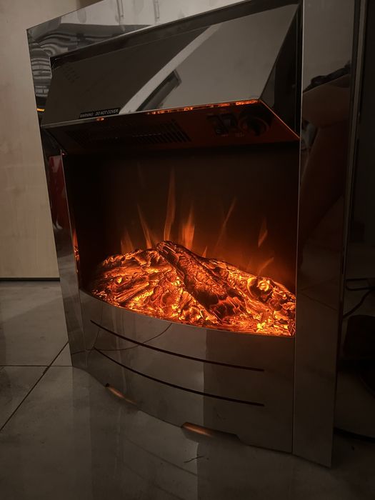 Kominek elektryczny z funkcją grzania