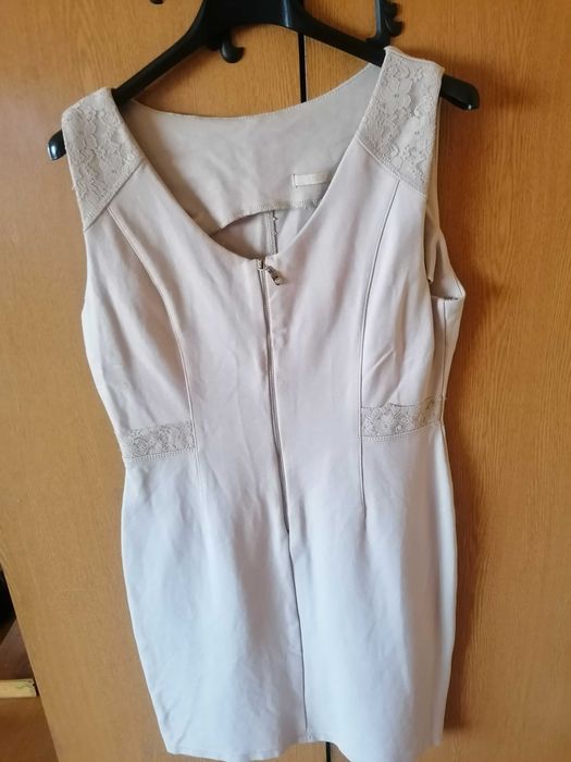 Sukienka dopasowana kawa z mlekiem