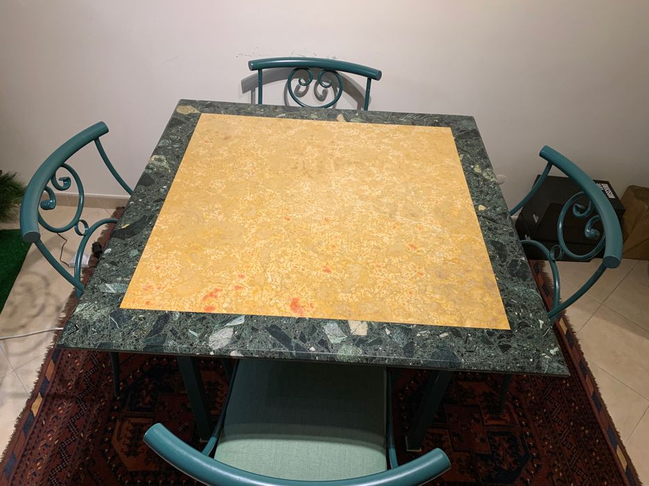 Mesa mármore e cadeiras