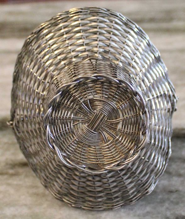 Cesto de arame prateado vintage, anos 70, lindo para decoração.