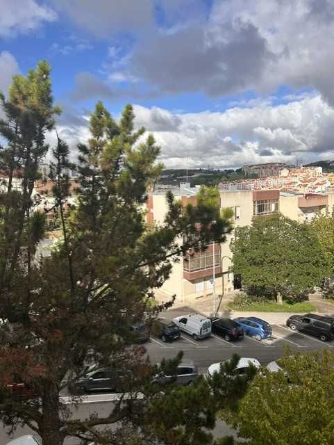 T2 Luminoso na Damaia de Cima — Amadora (Perto do Pingo Doce e CP)