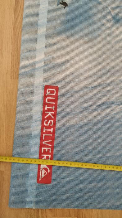 Poster Quiksilver em tela micro perfurada para pendurar.