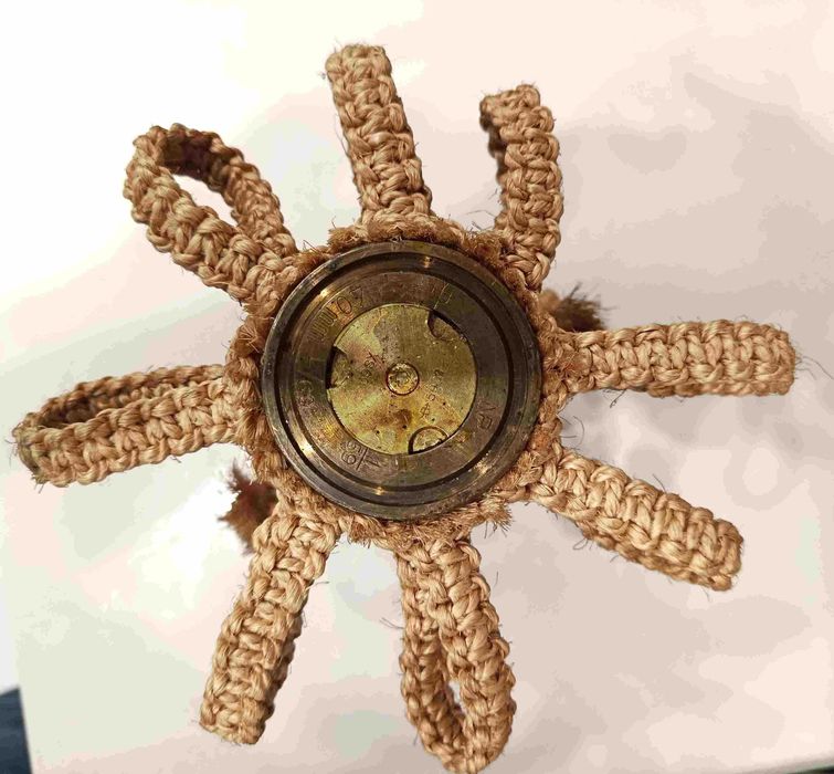 Arte de trincheira/militar, peça de artilharia naval revestida em macramé