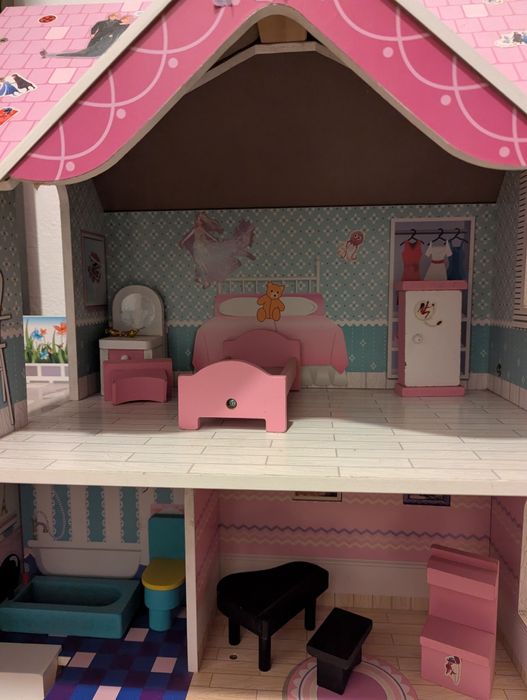 Casa de bonecas em madeira